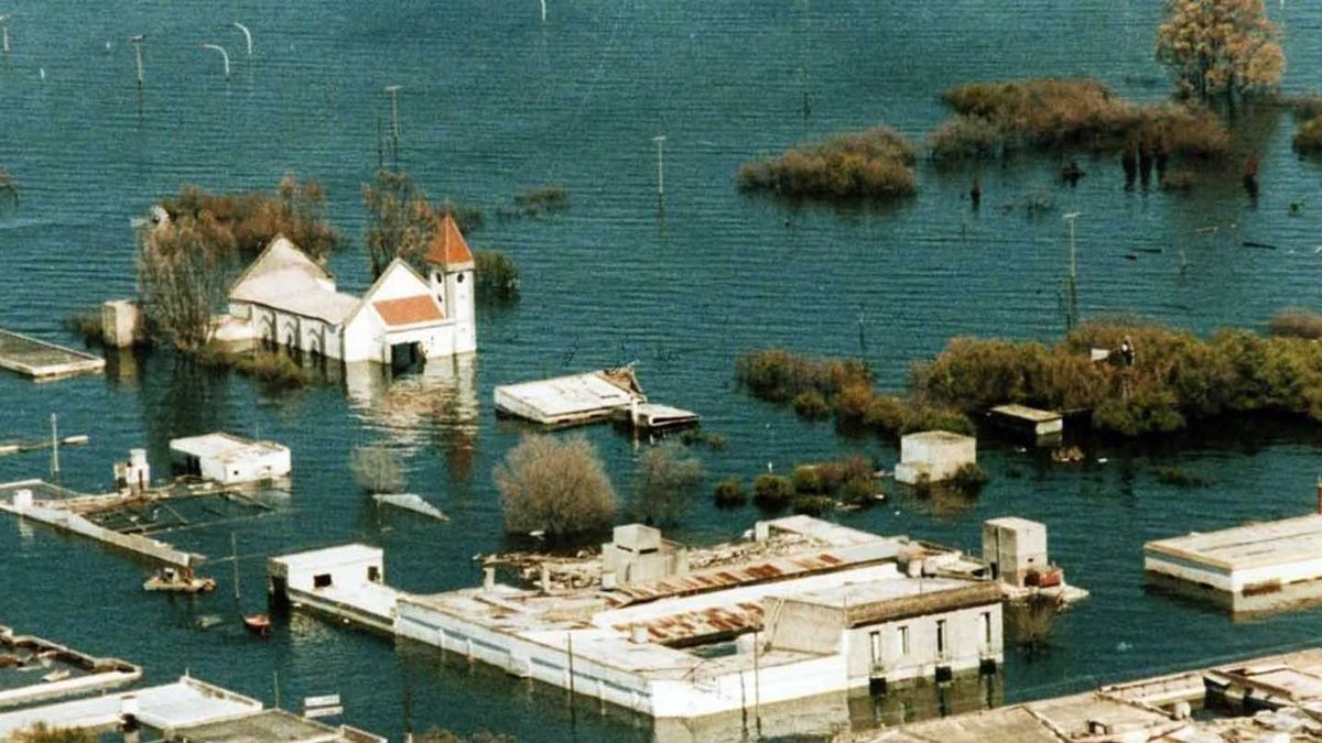 Villa Epecuén quedó bajo el agua tras la inundación de 1985 obligando a sus habitantes a bandonar el pueblo Villa Epecuén quedó bajo el agua tras la inundación de 1985 obligando a sus habitantes a bandonar el pueblo