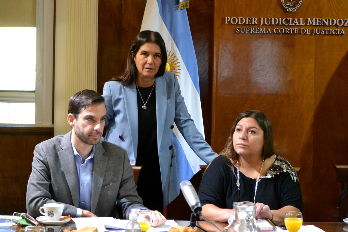 Teresa Day, jueza de la Corte local y coordinadora del fuero de Familia, recibió a autoridades nacionales en materia de adopción.