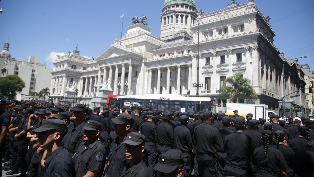 Un impactante operativo de seguridad se implementó para controlar a los manifestantes. Foto: NA. Un impactante operativo de seguridad se implementó para controlar a los manifestantes. Foto: NA.