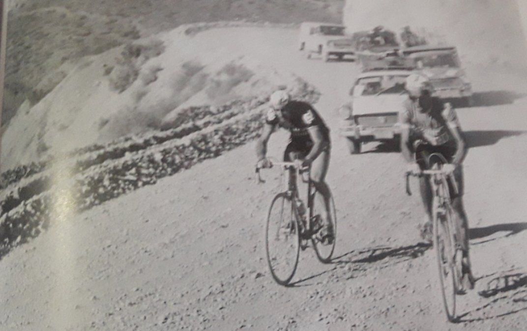 Ernesto Contreras (derecha) en plena trepada rumbo a Cruz de Paramillos. Foto Santigo Pizarro.