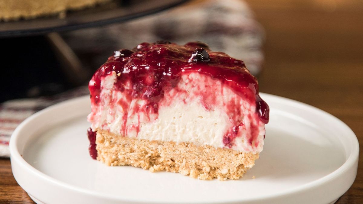 El cheesecake de frutos rojos con base de galletas es una receta fácil y simple para hacer en casa. El cheesecake de frutos rojos con base de galletas es una receta fácil y simple para hacer en casa.