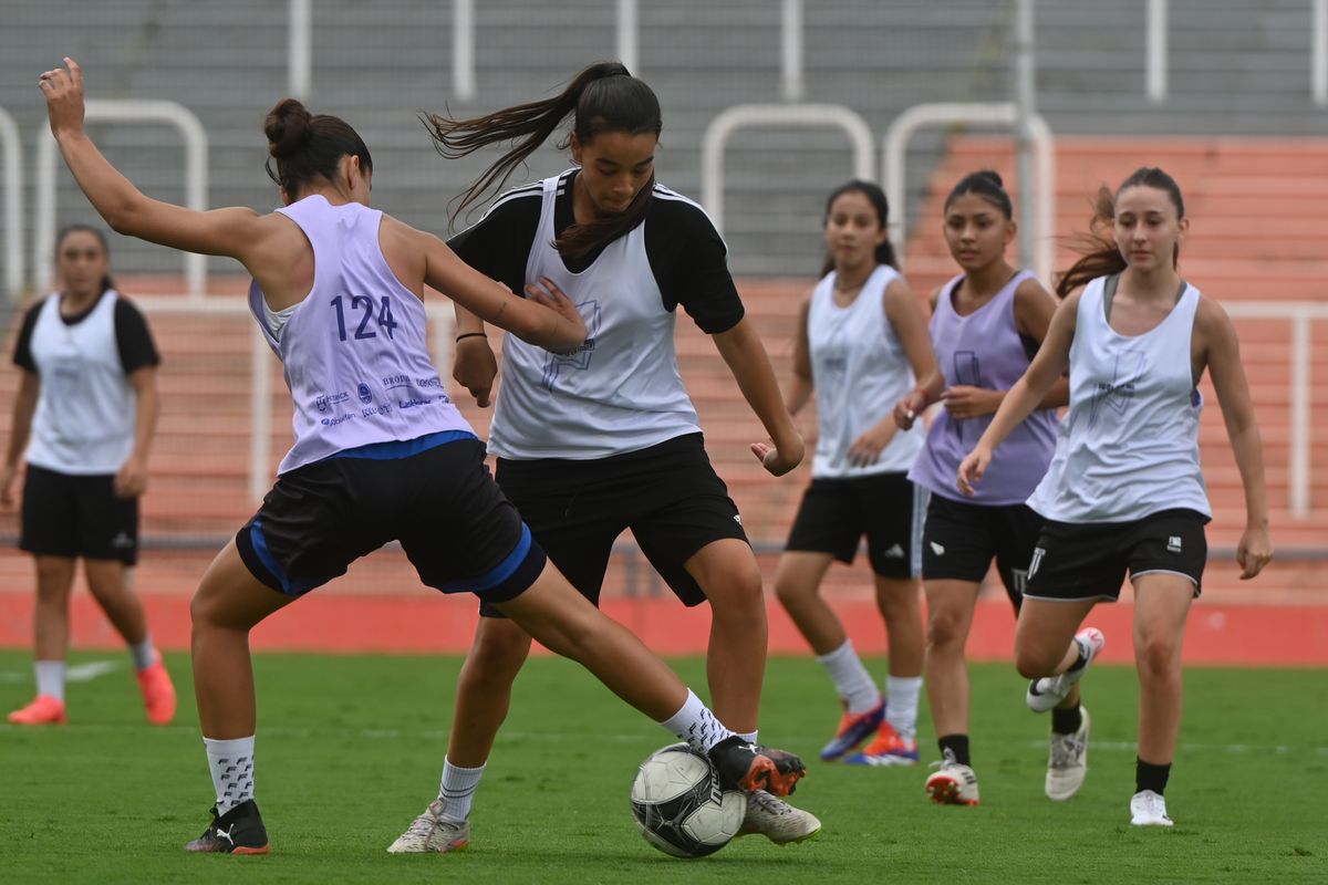 Las futbolistas mendocinas en una de las pruebas del 2026 en el Malvinas Argentinas. Foto: &Iacute;dolas del Futuro.&nbsp;
