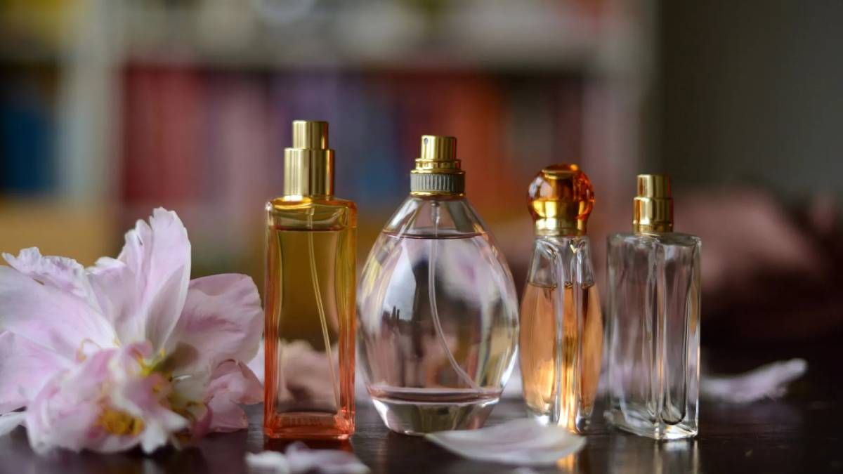 Reutiliza los frascos de perfume vacíos con esta práctica y hermosa idea
