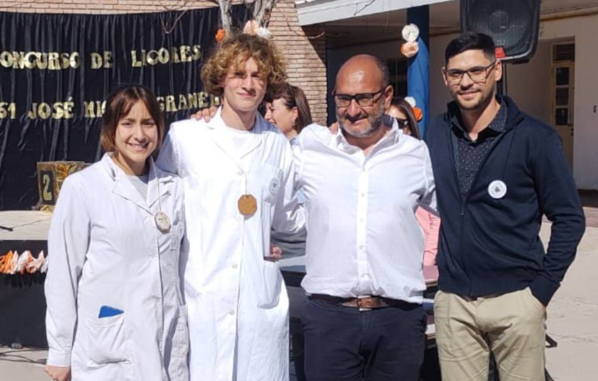 La escuela técnica Escuela 4-007 Miguel Pouget participó del XIII Concurso de Elaboración de Licores. Victoria Martínez e Inti Quibar junto a sus docentes recibieron las tres medallas por sus producciones.