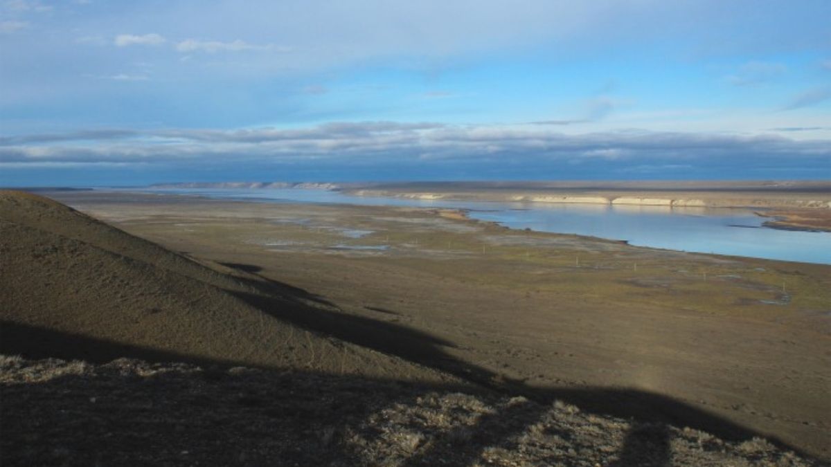 Vista del río Santa Cruz. Hasta la llegada de los proyectos de las represas, era el único río de Argentina que corría sin obstáculos desde los glaciares andinos hasta el océano Atlántico (Imagen: Gerónimo Cutolo / Aves Argentinas) Vista del río Santa Cruz. Hasta la llegada de los proyectos de las represas, era el único río de Argentina que corría sin obstáculos desde los glaciares andinos hasta el océano Atlántico (Imagen: Gerónimo Cutolo / Aves Argentinas)