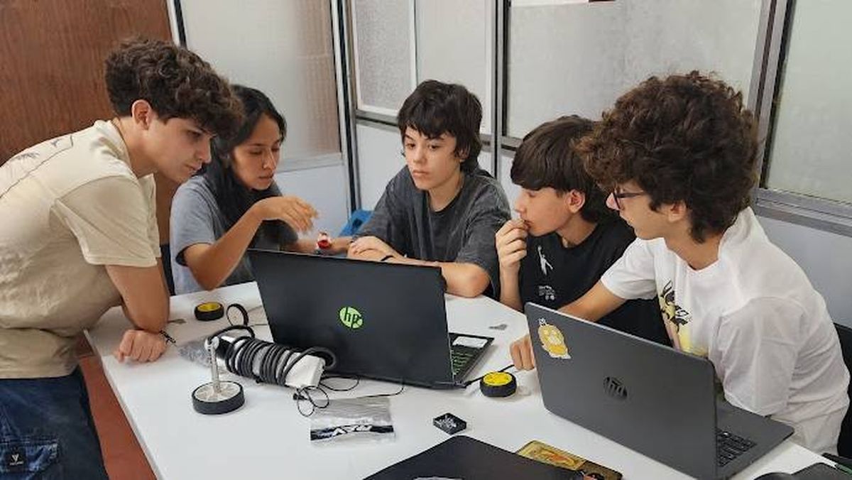 Los alumnos del colegio Tomás Alva Edison se preparan para el Mundial de Robótica 2025. Los alumnos del colegio Tomás Alva Edison se preparan para el Mundial de Robótica 2025.