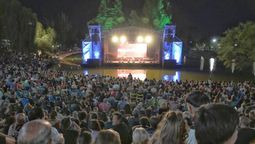 Una multitud disfruta cada noche de festivales sobre el escenario en las aguas del lago del Parque General San Martín.