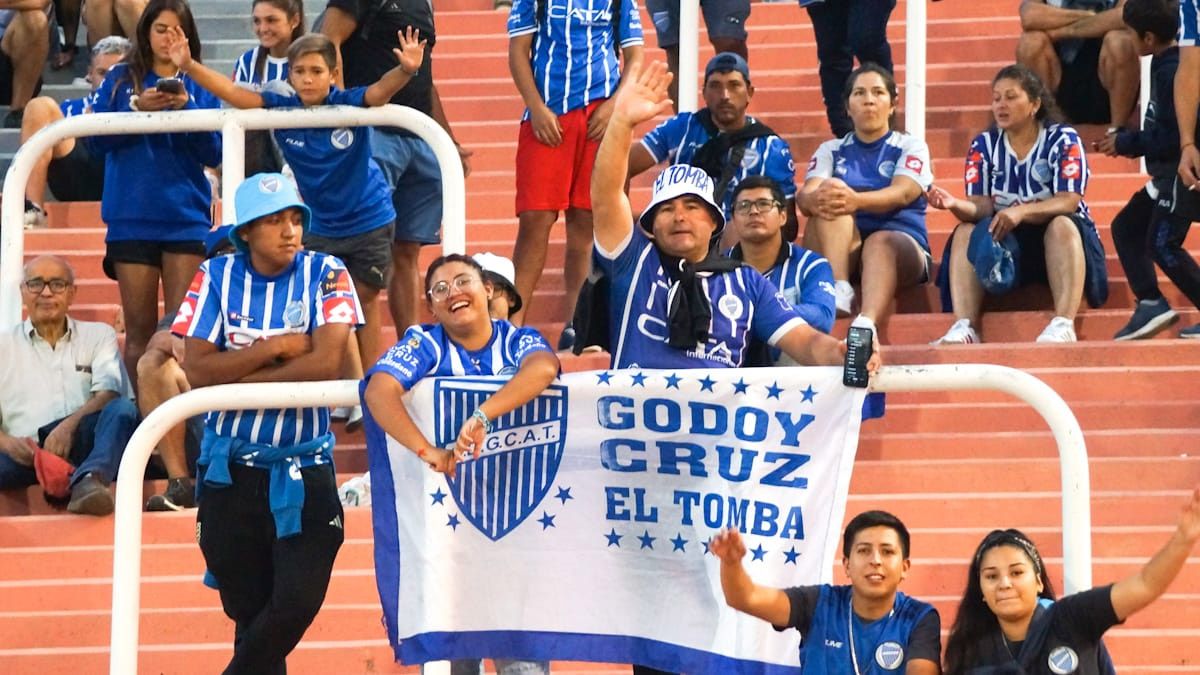 Los hinchas tombinos muestran su alegría. Los hinchas tombinos muestran su alegría.