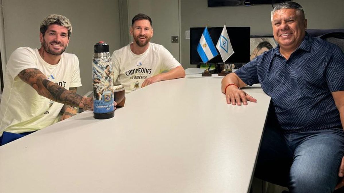 Rodrigo De Paul, Lionel Messi y Chiqui Tapia.