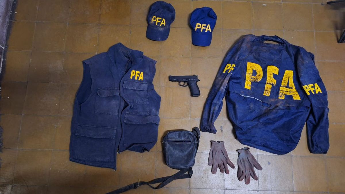 Los seis delincuentes con ropa de la Policía Federan atacaron a una familia en el barrio Las Viñas, de Las Heras. Imagen ilustrativa. Los seis delincuentes con ropa de la Policía Federan atacaron a una familia en el barrio Las Viñas, de Las Heras. Imagen ilustrativa.