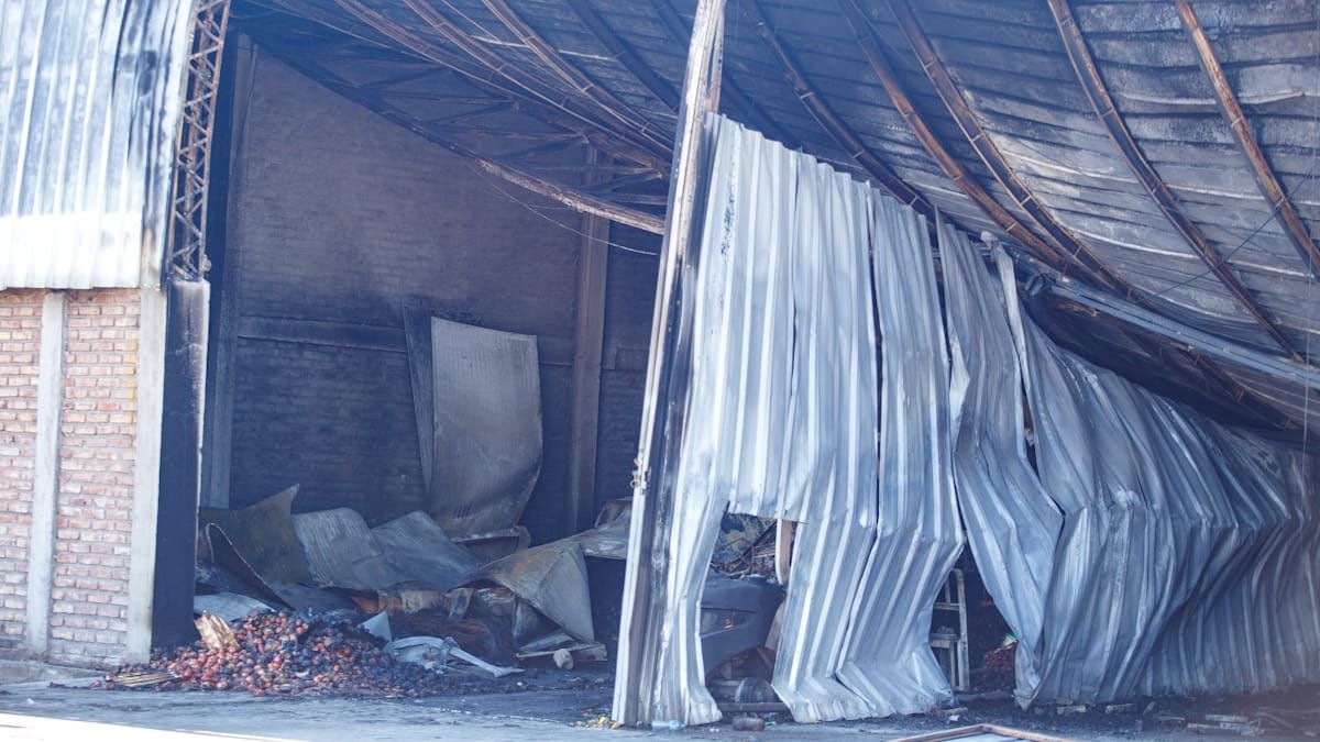 La estructura de los galpones cayeron y hay peligro de derrumbe como consecuencia del incendio. La estructura de los galpones cayeron y hay peligro de derrumbe como consecuencia del incendio.