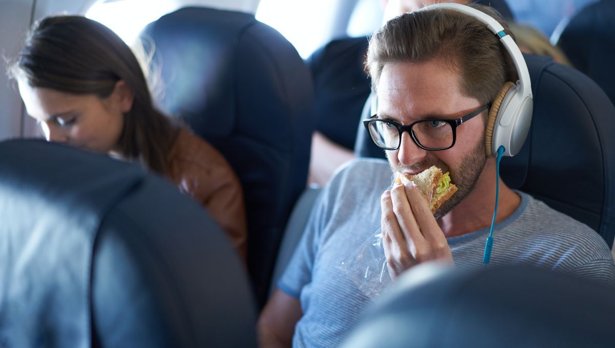 El alimento que nunca debes consumir ni aceptar durante el vuelo en el avión: por qué