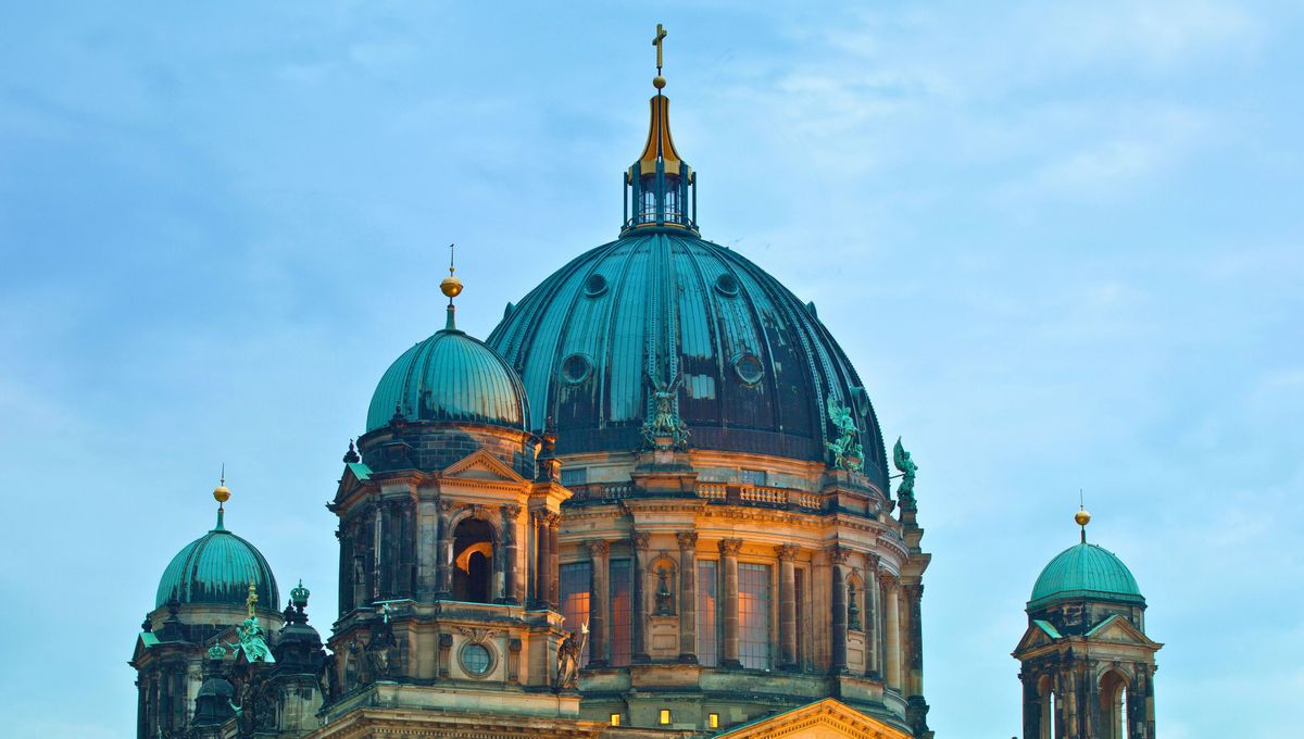 Muchas construcciones de siglos pasados tienen algunos detalles de color verde o grandes techos con esta tonalidad.&nbsp;