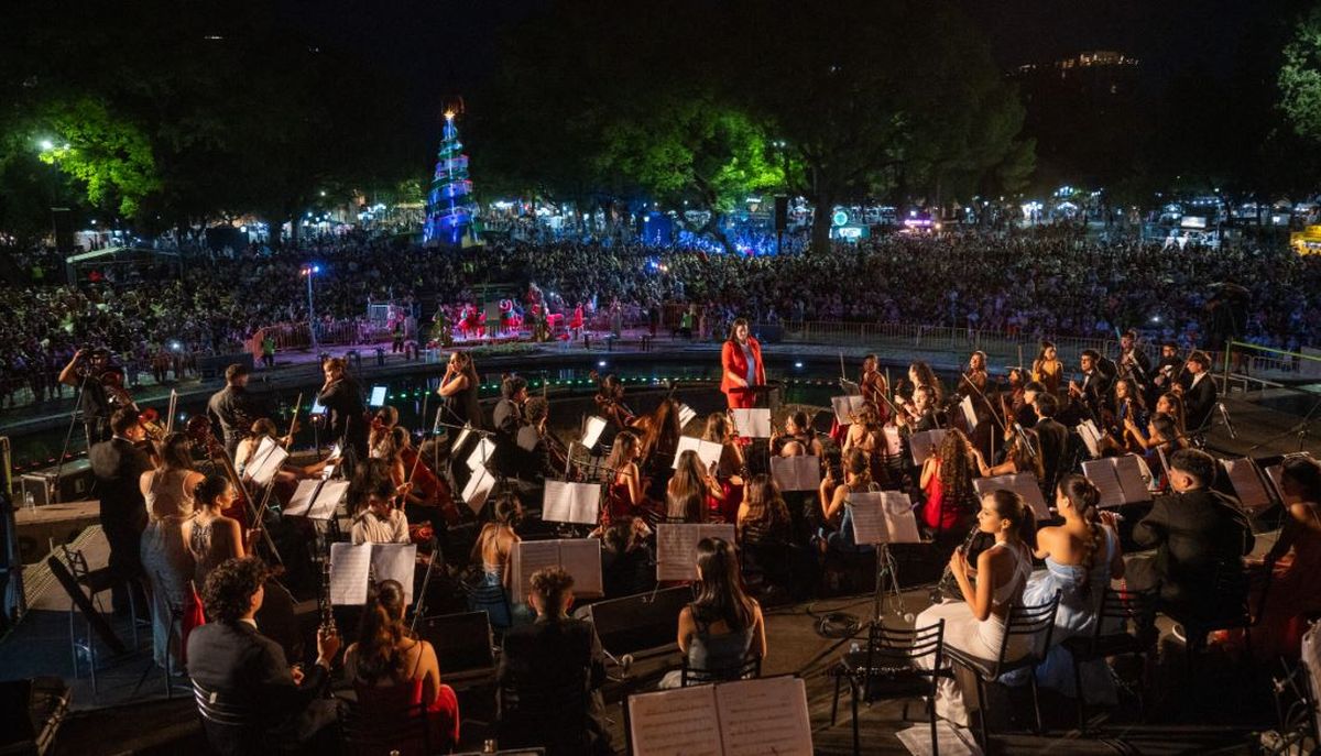 Más de 45.000 personas coparon Ciudad Navideña en la Plaza Independencia
