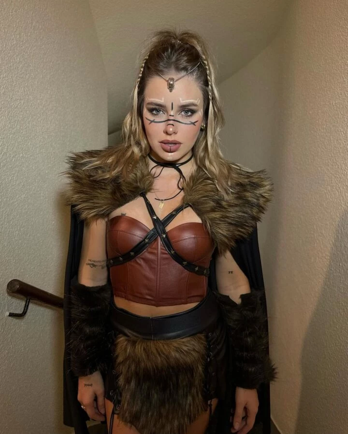 Coti Romero se muestra como vikinga y paraliza Halloween con el look más  audaz