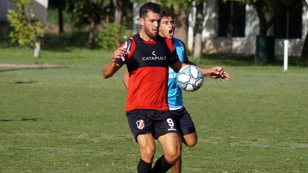 El delantero Facundo Castelli está muy coprometido con el Deportivo Maipú. (Fotos: Gentileza Prensa Deportivo Maipú).