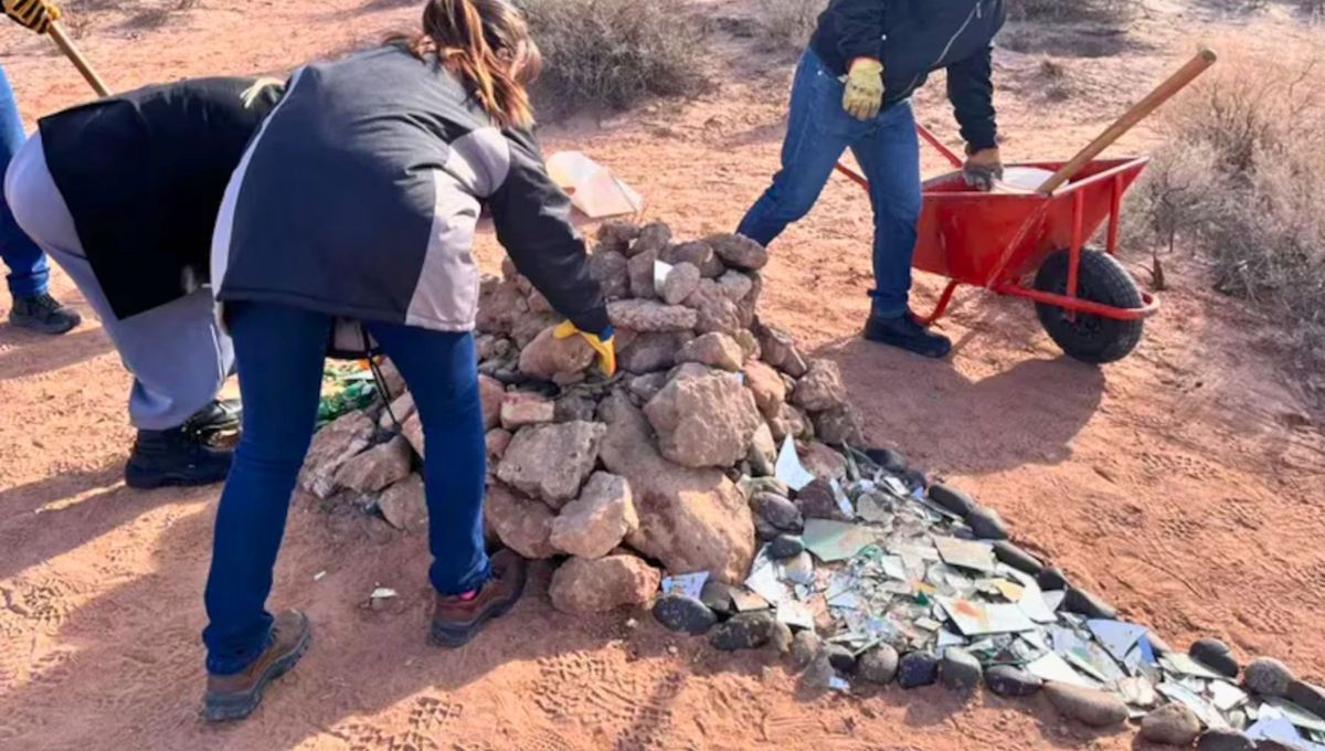 Mientras se limpiaba los registros del posible ritual, se retiró un metro cúbico de vidrio molido equivalente a un bolsón de arena casi lleno Mientras se limpiaba los registros del posible ritual, se retiró un metro cúbico de vidrio molido equivalente a un bolsón de arena casi lleno