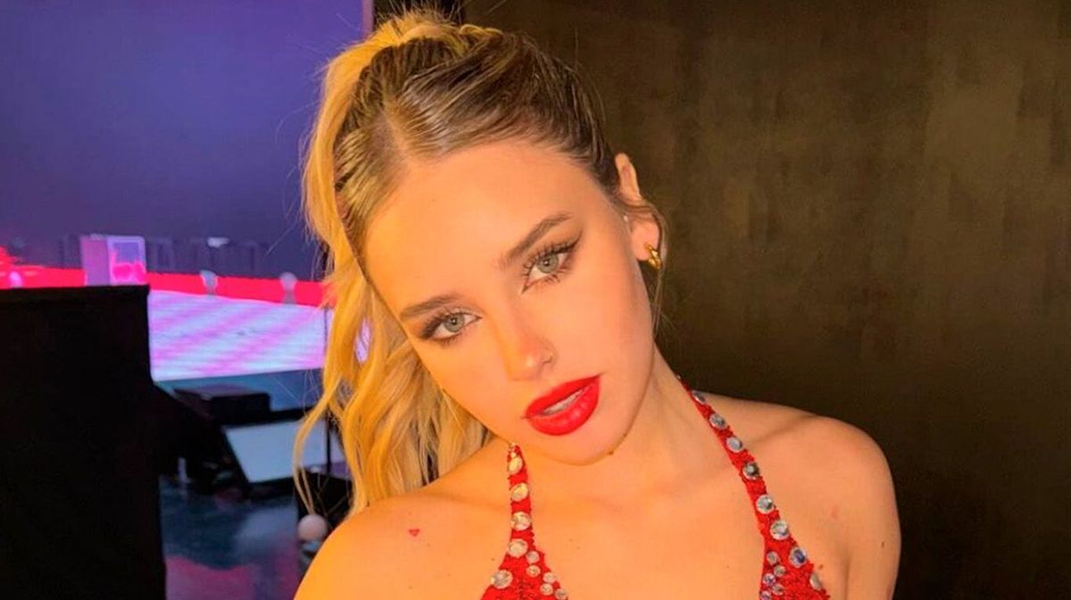 Coti Romero celebra y lleva las ultra transparencias a otro nivel: mini vestido al ras, piel y más