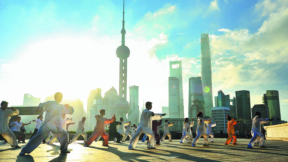 Residentes de Shanghai practican taijiquan temprano por la mañana. Este arte marcial se agregó a la Lista Representativa del Patrimonio Cultural Inmaterial de la Humanidad de la Unesco en 2020. PARA USO DE CHINA DAILY