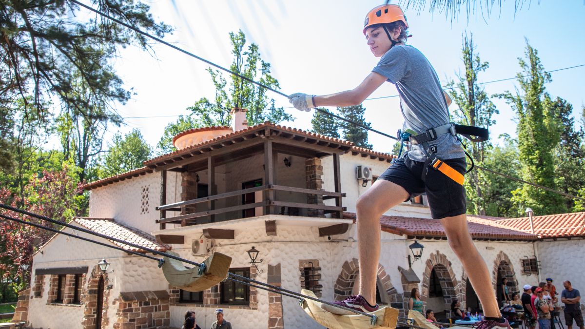 Tres emprendedores mendocinos, de origen francés y suizo, inauguran un parque de juegos aéreos y arborismo en el parque del Dique Cipolletti, donde renovaron y pusieron en valor la vieja hostería, que tendrá una excelente oferta gastronómica para el turismo en Mendoza.
