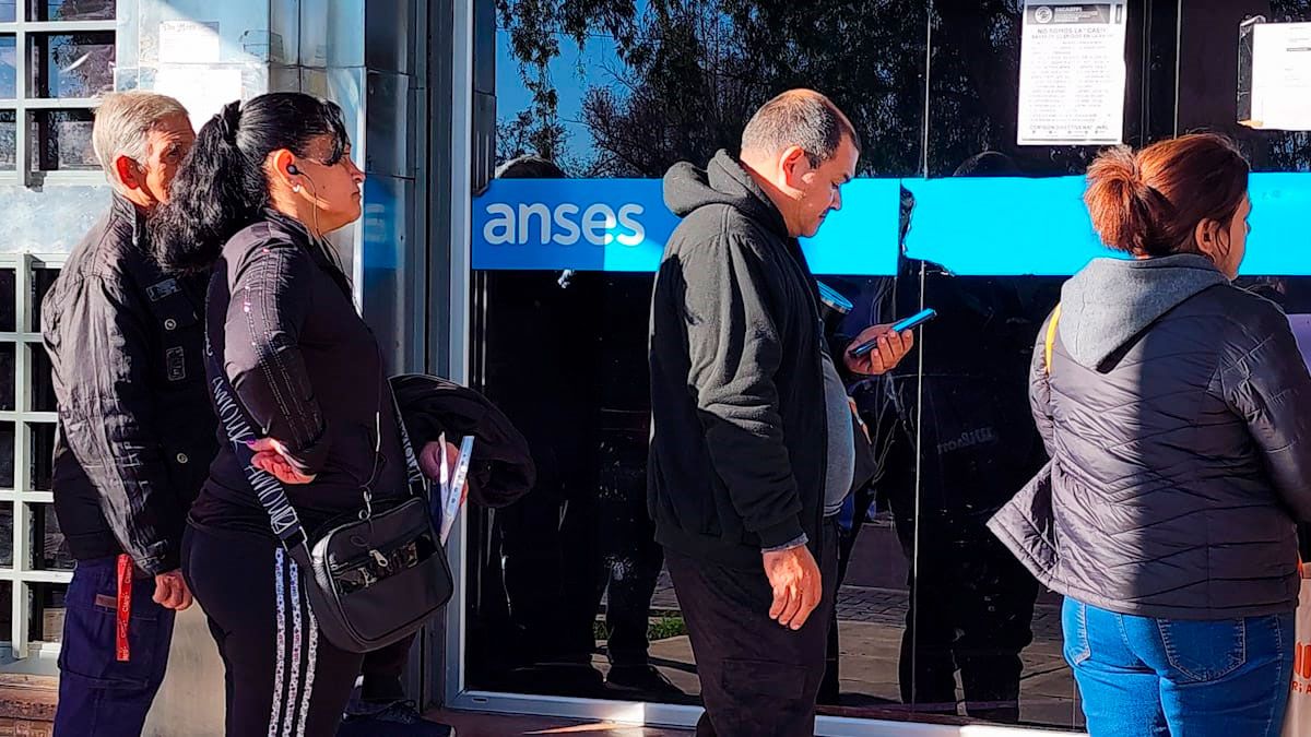 ANSES comenzó con el PAGO de un BONO muy esperado y supera los $200.000