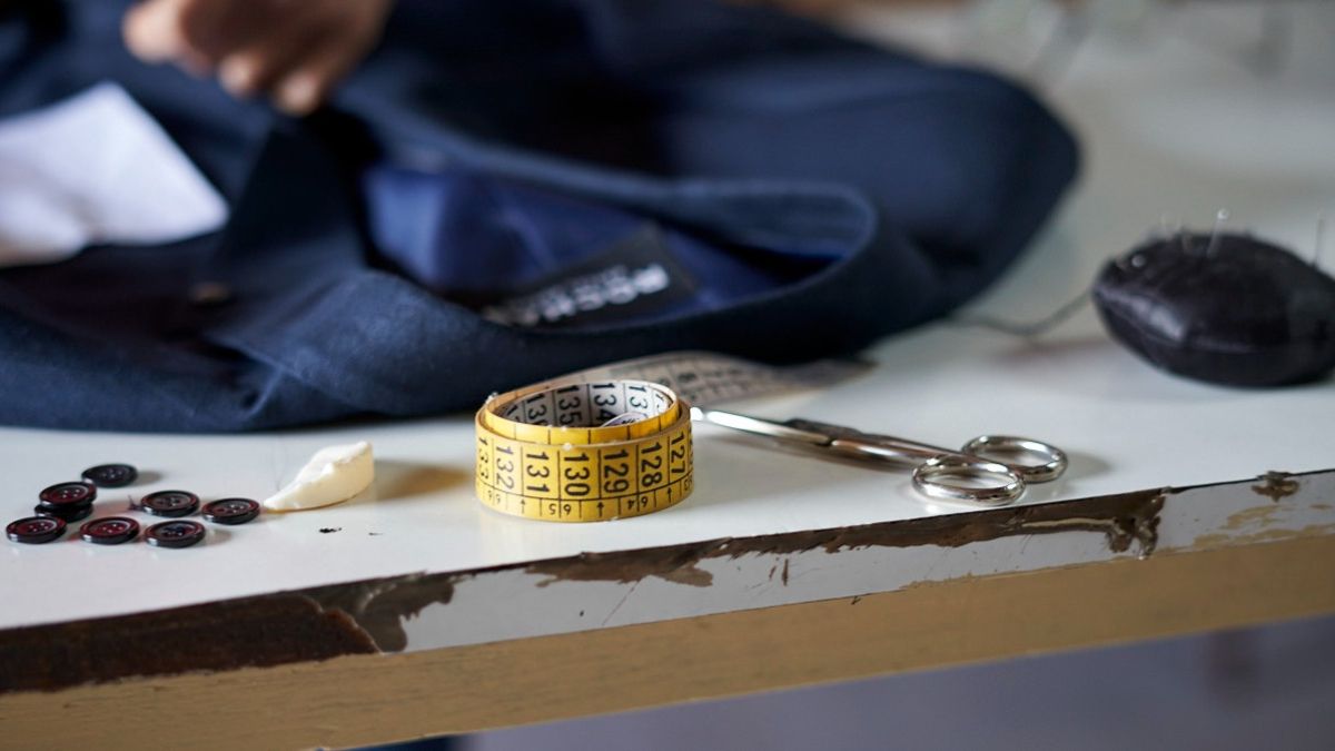 Olga sabe aplicar toda su creatividad y conocimiento para confeccionar o adaptar ropa a la moda o la fisonomía del cliente. Olga sabe aplicar toda su creatividad y conocimiento para confeccionar o adaptar ropa a la moda o la fisonomía del cliente.