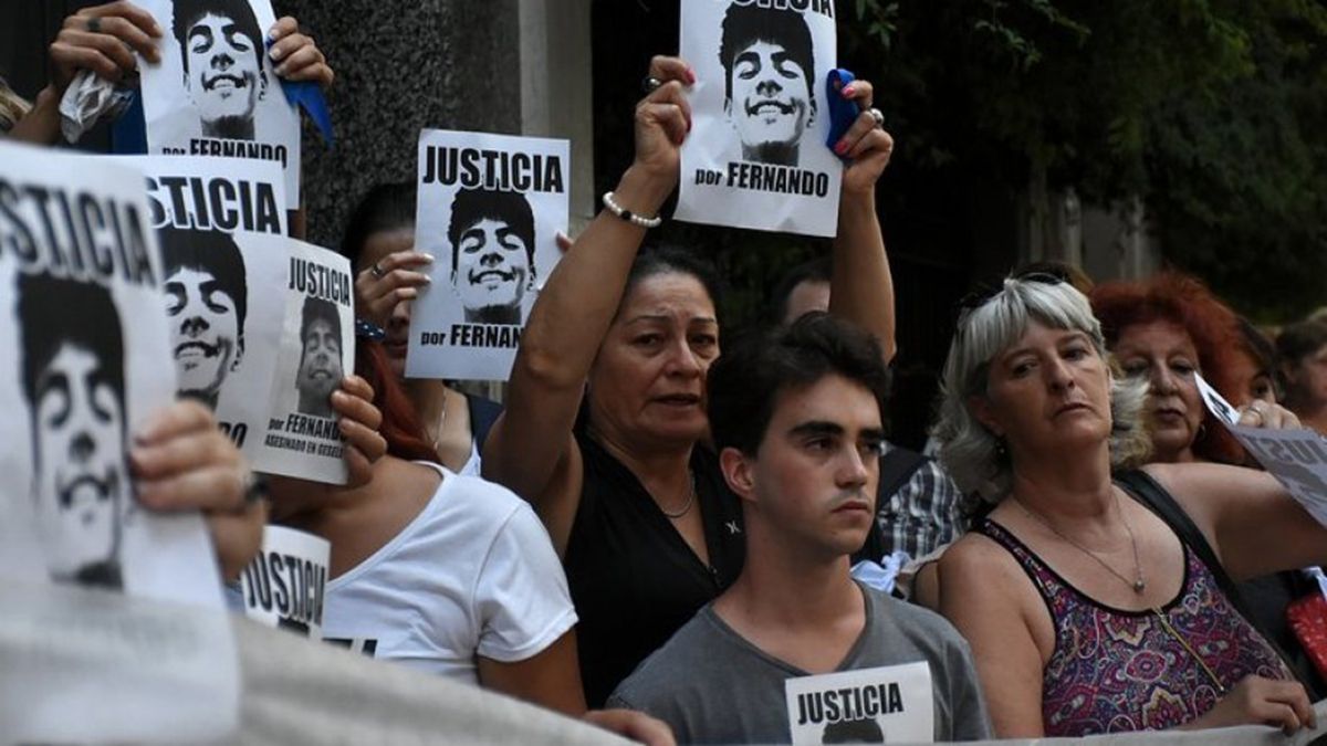 Los pedidos de justicia por el crimen de Fernando Báez Sosa se volvieron a escuchar en cercanías de los Tribunales de Dolores