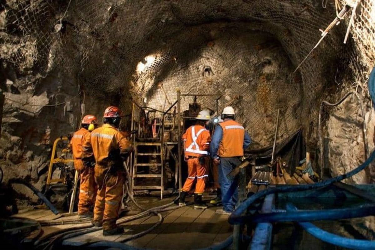 La minería se la considera como una actividad que genera puestos de trabajo.