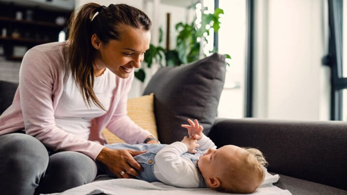 EMPLEADAS DOMÉSTICAS: cuánto cobra con aumento una niñera o cuidadora de adultos en mayo