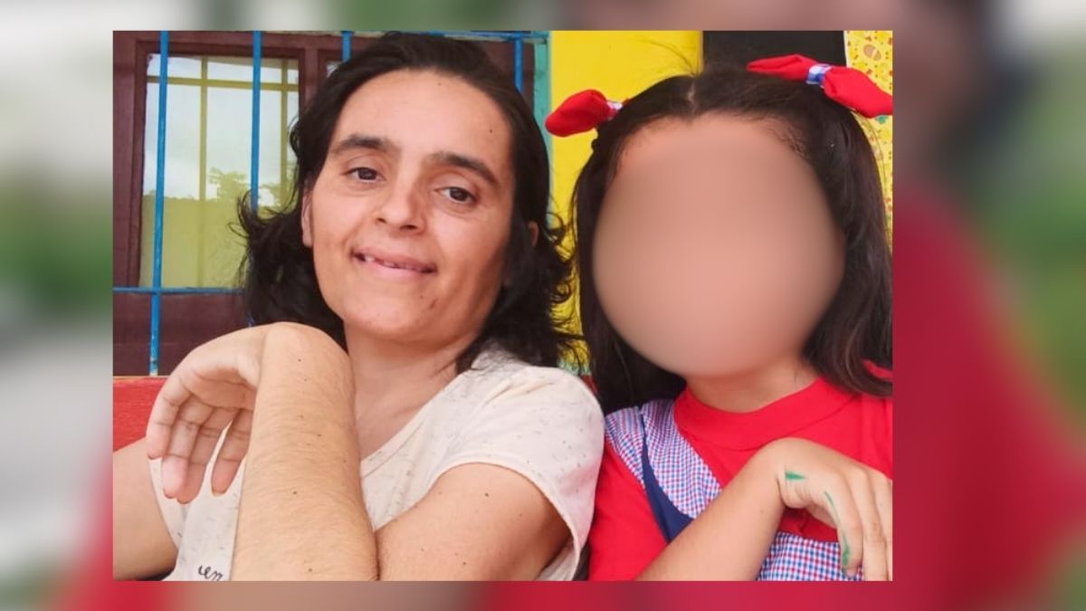 La mujer junto a su hija, semanas antes de su muerte.