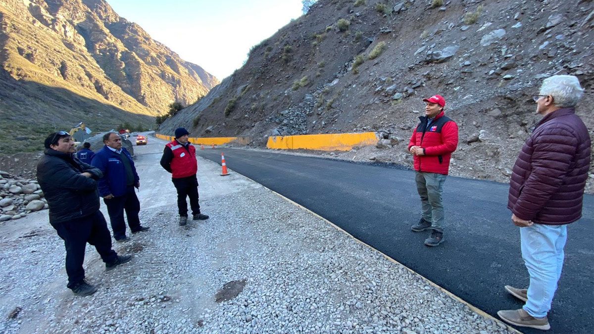 Los chilenos trabajan sobre los daños en la Ruta internacional 60 para habilitar el Paso Cristo Redentor después de 15 días cerrado. Los chilenos trabajan sobre los daños en la Ruta internacional 60 para habilitar el Paso Cristo Redentor después de 15 días cerrado.