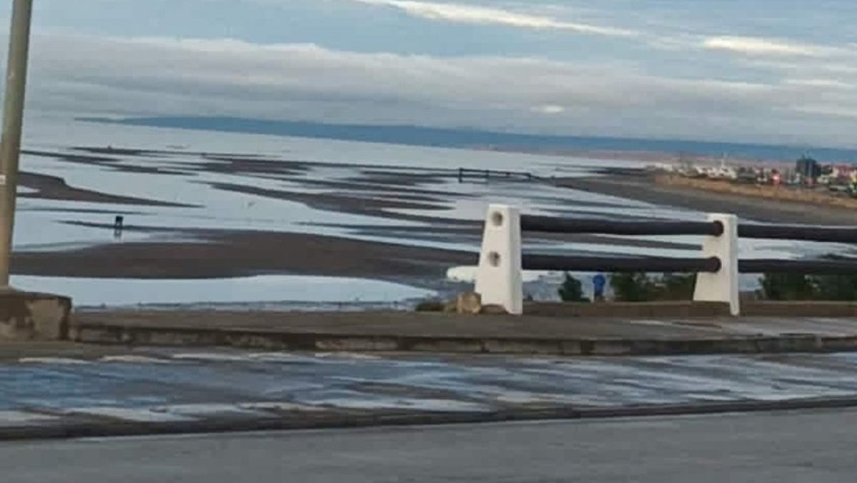 El panorama en Punta Arenas este viernes. El mar se retiró varios metros y se teme que haya un tsunami. El panorama en Punta Arenas este viernes. El mar se retiró varios metros y se teme que haya un tsunami.