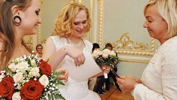 Una mujer y una transexual se casaron en Rusia gracias a una laguna jurídica