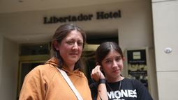 Melanie, emocionada, con su mamá, después de haber sido recibidas por Karina Milei.