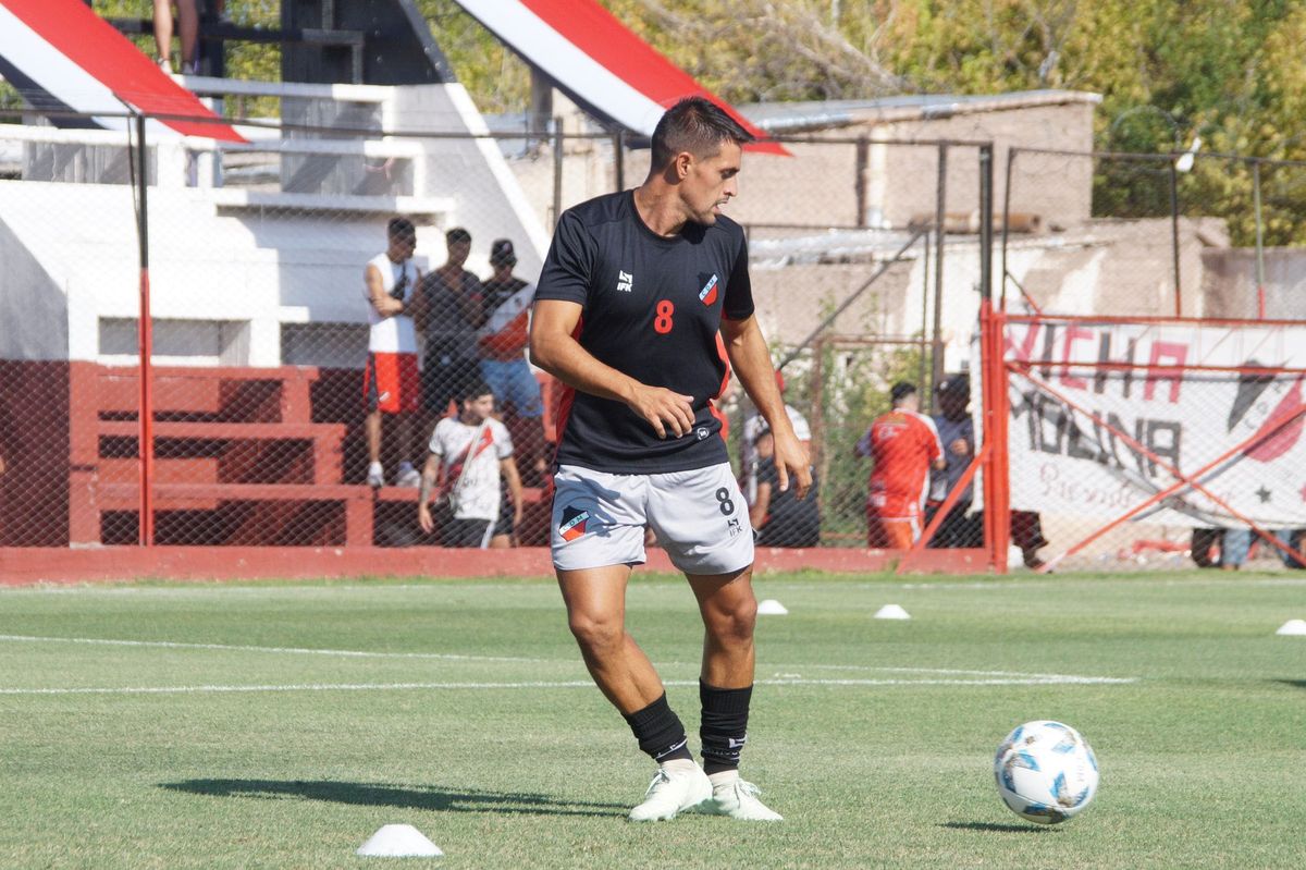 El volante del Deportivo Maipú Fausto Montero es uno de los líderes del equipo de Juan Manuel Sara. El volante del Deportivo Maipú Fausto Montero es uno de los líderes del equipo de Juan Manuel Sara.