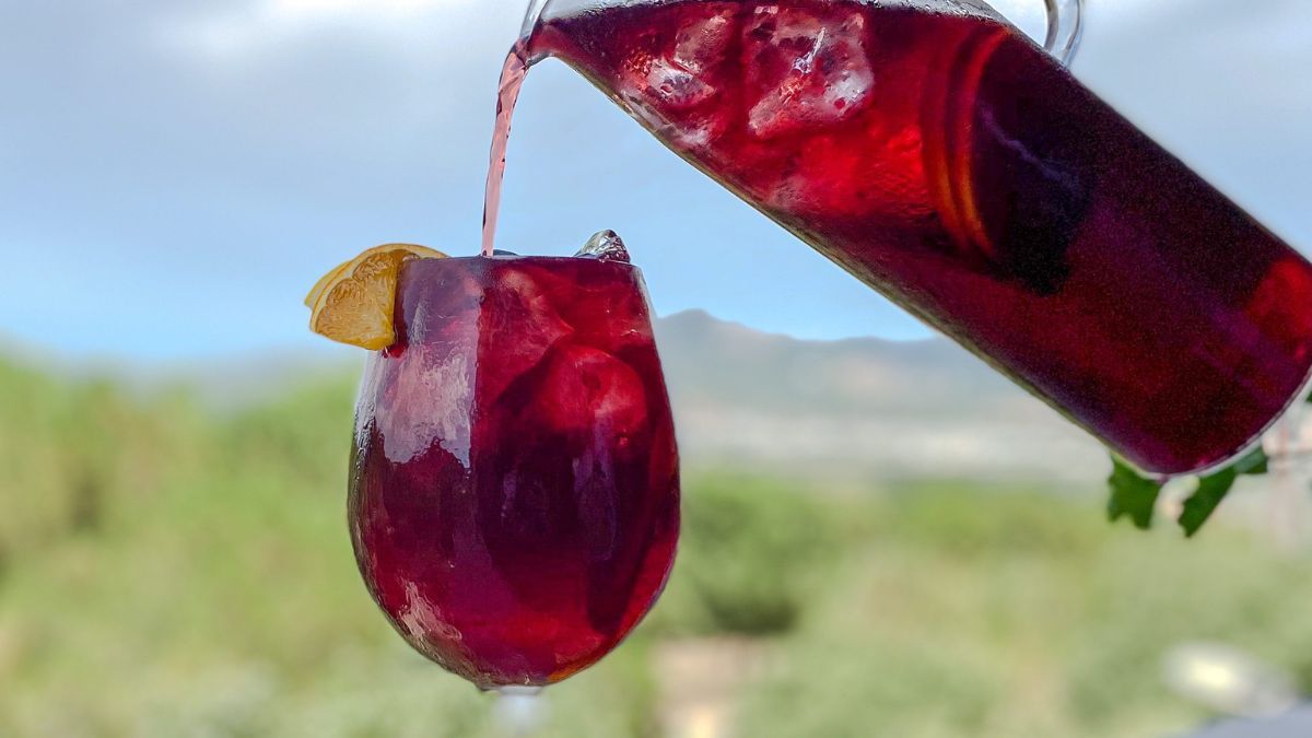 Cómo se hace el tinto de verano: el vino ligero y refrescante que se prepara con solo 4 ingredientes