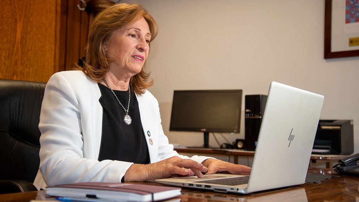 Elecciones UNCuyo: la candidata oficialista Esther Sánchez.