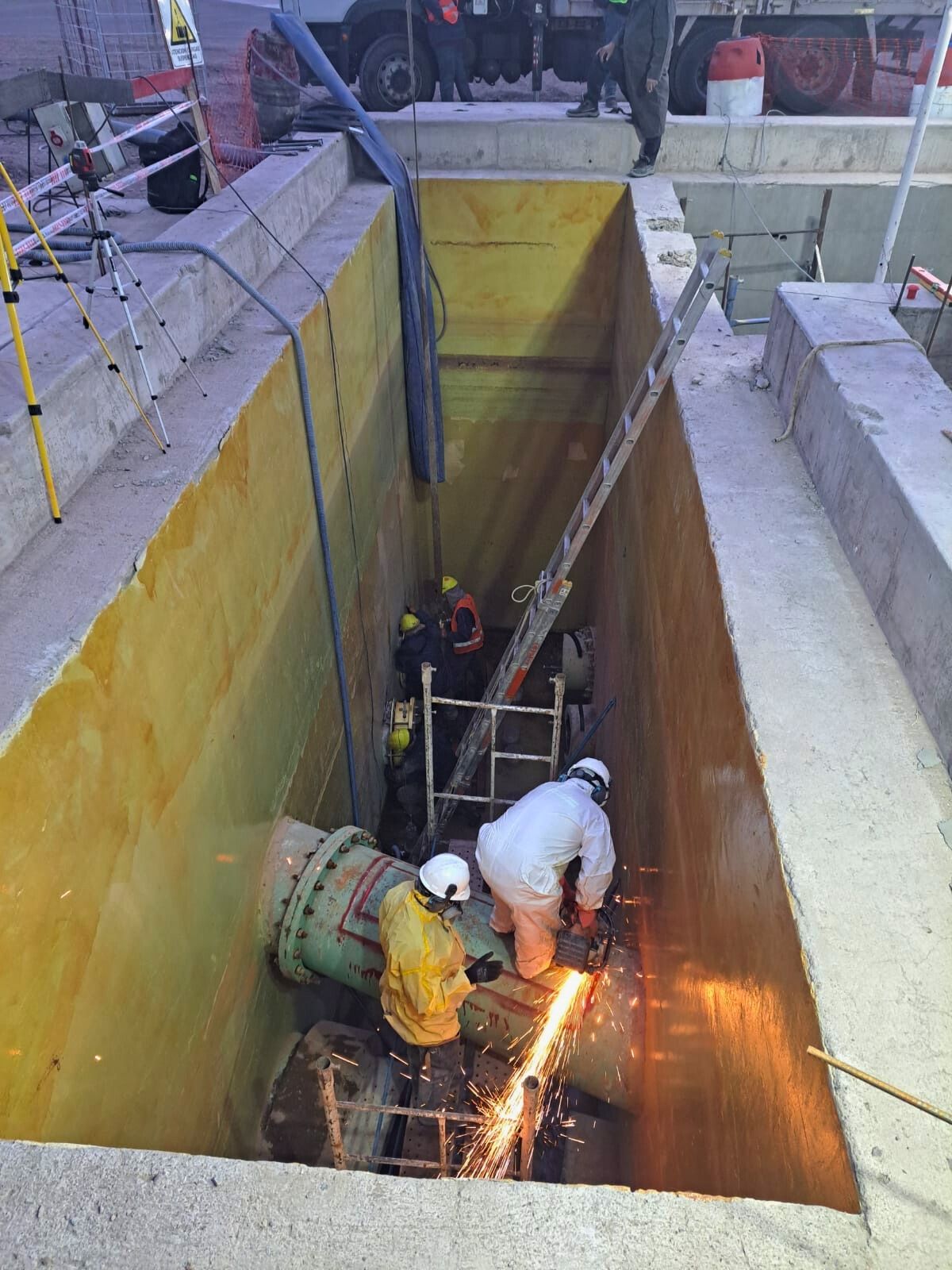 Personal de AYSAM realiza este sábado un corte de cañería de desagüe. Personal de AYSAM realiza este sábado un corte de cañería de desagüe.