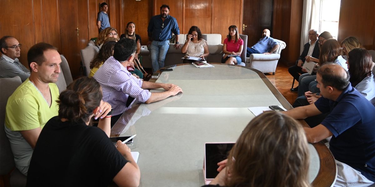 La reunión de trabajo entre Salud y el Senasa por la enfermedad de los caballos que afecta a humanos. La reunión de trabajo entre Salud y el Senasa por la enfermedad de los caballos que afecta a humanos.