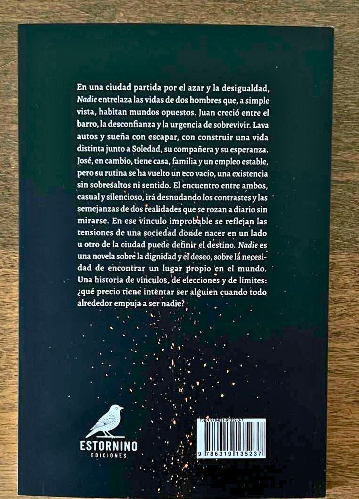 La contratapa del libro, que refleja el encuentro entre Juan y José. La contratapa del libro, que refleja el encuentro entre Juan y José.