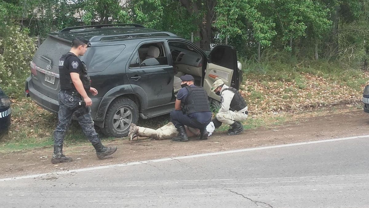 La policía persiguió a una camioneta robada tras ser identificada por su dueño. Detuvieron a tres hombres y encontraron armas, dinero y joyas (Foto: Radio Regional)