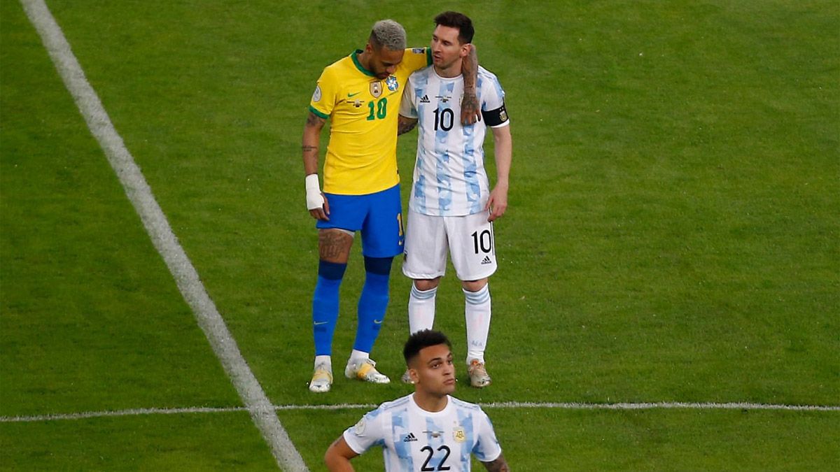 Neymar y Messi dialogan en el centro de la cancha, en el último partido de Eliminatorias Sudamericanas, que terminó suspendido. Foto: gentileza Getty Images.