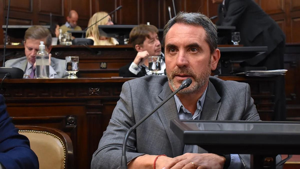 El diputado de La Unión Mendocina, Jorge Difonso adelantó que podría respaldar la toma de deuda para destinarla al Metrotranvía y al Tren de Cercanías. El diputado de La Unión Mendocina, Jorge Difonso adelantó que podría respaldar la toma de deuda para destinarla al Metrotranvía y al Tren de Cercanías.