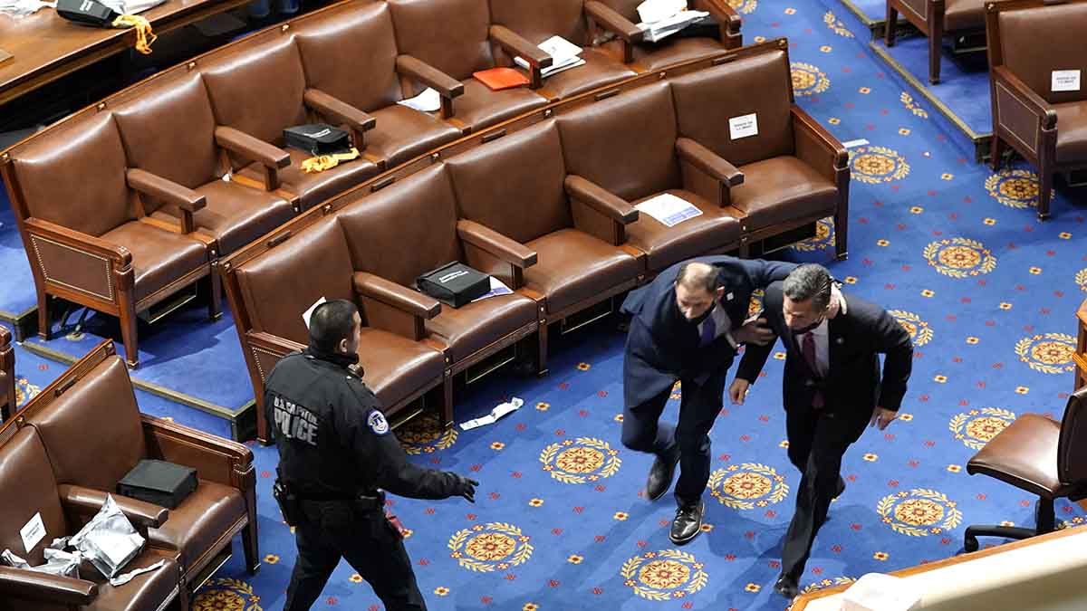 La irrupción de los manifestantes sucedió mientras un grupo de legisladores republicanos aliados de Trump intentaban obstaculizar la certificación tradicional del voto del Colegio Electoral, que eligió al opositor Biden como el próximo presidente.