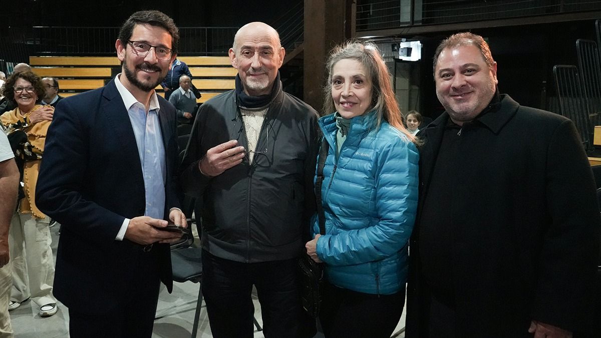 Exequiel Pati&ntilde;o Navarro y Emilse Galdeano siguen el programa de Radio Nihuil y se acercaron a felicitar a su equipo. Aqu&iacute;, con Pablo Gerardi y Gonzalo "Titito" Fern&aacute;ndez.