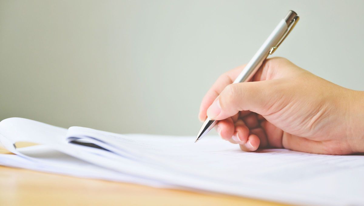 La grafología ayuda a analizar la rápidez con que las personas escriben las letras para conocer sus rasgos personales. Fuente Canva La grafología ayuda a analizar la rápidez con que las personas escriben las letras para conocer sus rasgos personales. Fuente Canva