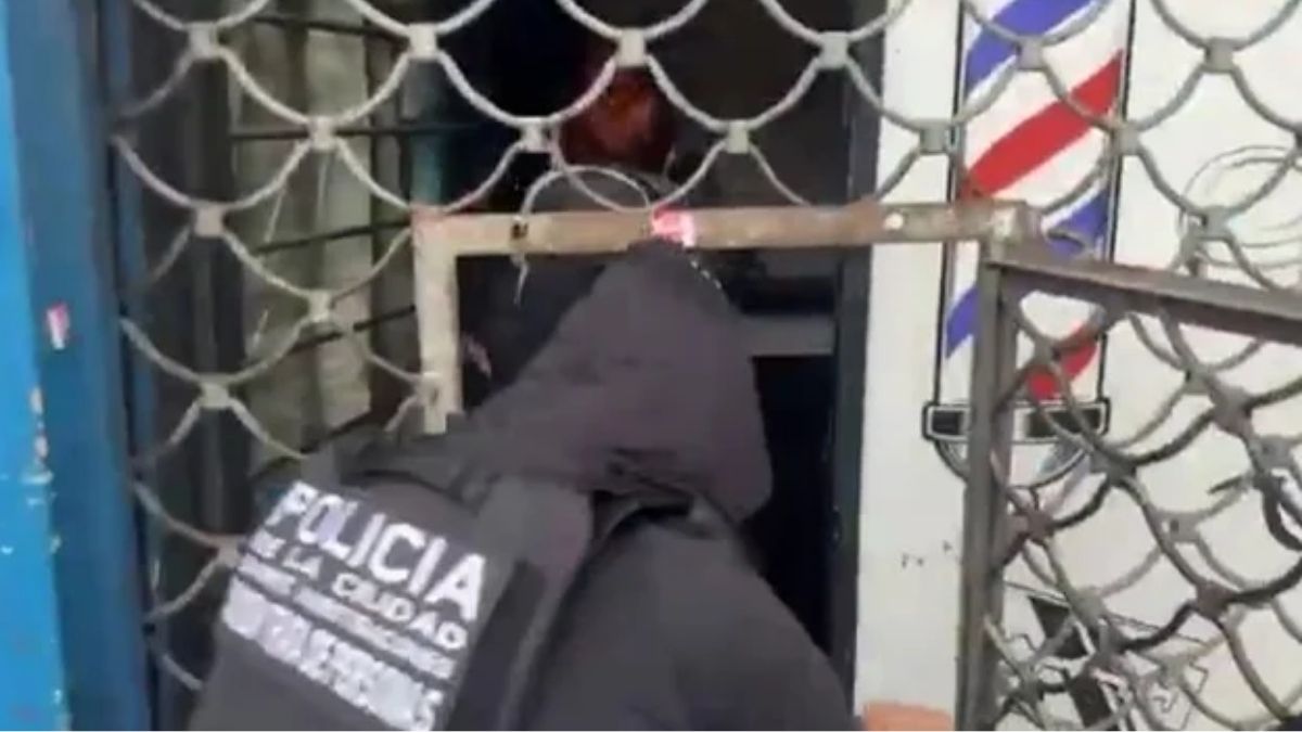 El operativo que se desarrolló en la falsa barbería que era un prostíbulo. El operativo que se desarrolló en la falsa barbería que era un prostíbulo.