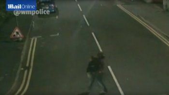 Escalofriante grabación de un presunto violador cargando a una mujer semi inconsciente