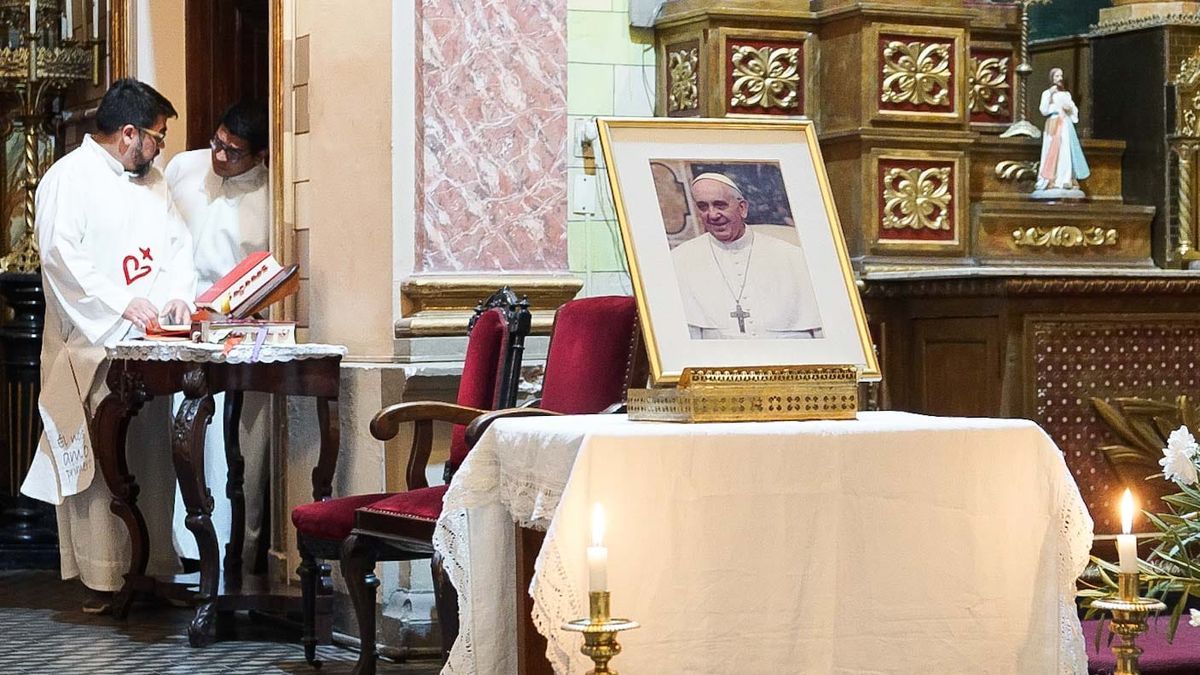 La imagen de Francisco en el altar de la catedral de Loreto. La imagen de Francisco en el altar de la catedral de Loreto.