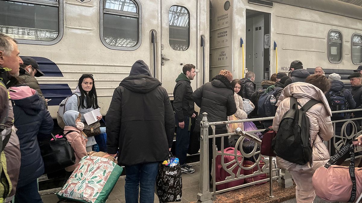 Guerra Rusia - Ucrania: las estaciones de trenes ucranianas congregan gente que quiere una oportunidad de escapar o de viajar a encontrarse con sus seres queridos.